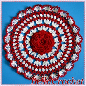 Puede incluir: Un encaje de ganchillo rojo y blanco con una flor roja de ganchillo en el centro. El encaje tiene un borde festoneado y está hecho con un punto delicado.