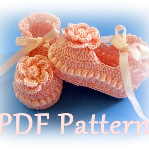 Puede incluir: Un par de botitas de bebé de ganchillo rosa con detalles de cinta de satén y un detalle de flor. Patrón PDF.