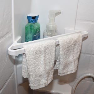 Estante de esquina para ducha de RV con barra para toallas de doble riel