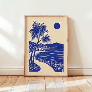 Lámina artística del paseo marítimo de Saint-Tropez, póster azul cobalto inspirado en Matisse, decoración costera de la Riviera Francesa