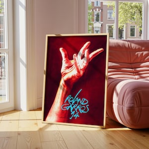 Puede incluir: Un póster enmarcado con fondo rojo presenta un gesto de mano estilizado. La mano está representada en tonos rojos y naranjas, con los dedos extendidos. Las palabras "Roland Garros 94" están escritas en turquesa debajo.