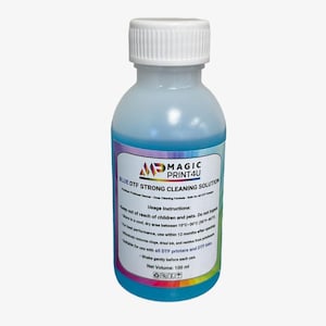 Peut inclure: Une bouteille bleue de "BLUE DTF STRONG CLEANING SOLUTION" par MAGIC PRINT4U. La bouteille a un bouchon blanc et une étiquette avec des instructions d'utilisation. Le volume net est de 100 ml.