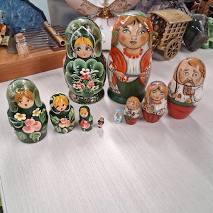 Prachtige handgeschilderde Russische houten nestelende Baboesjka-matroesjka set van 5 elk.