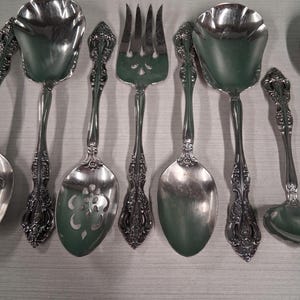 Piękny, zabytkowy zestaw do serwowania Oneida Michael Angelo ze stali nierdzewnej – 8 elementów – ozdobne sztućce z kwiatowym motywem – zapasowe elementy do serwowania