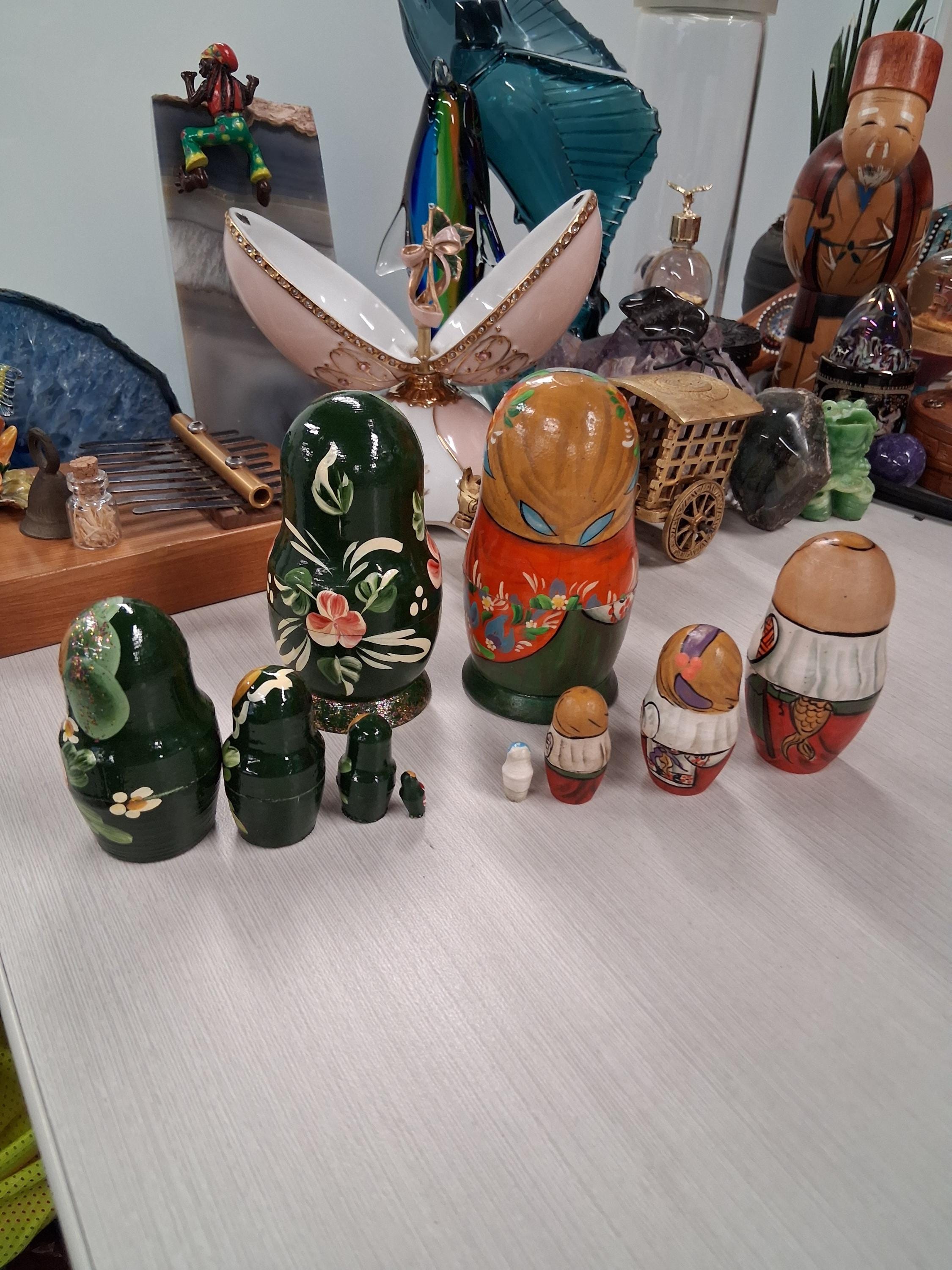 美しい手描きのロシアの木製の入れ子式バブシュカ マトリョーシカ 5 個 
