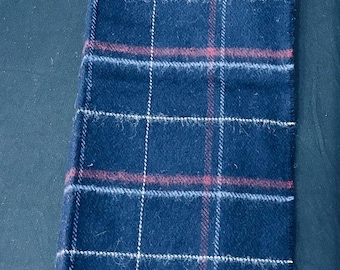 Cachecol azul-marinho 100% lã de cordeiro com detalhes em bordô, branco e cinza. Em excelente estado. Ideal para homens e mulheres. Muito aconchegante e quentinho!