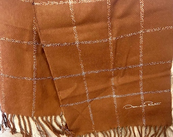 Cachecol/envoltório de designer Oscar De La Renta de 5 pés de comprimento com costura bronze. Aconchegante e quente, feito com 100% acrílico com bordas franjadas.
