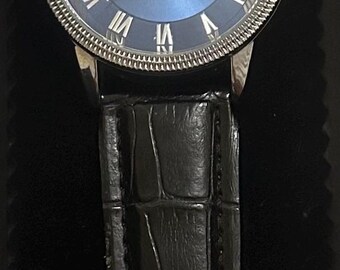 STAUER Urban Blue face 44 MM Herrenuhr Nummer 28997 mit schwarzem Lederband, wasserfest, w/Edelstahlboden w/Datum auf Gesicht.
