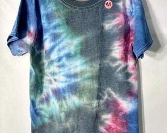 Jugend M (10-12) Handgefärbtes Tie Dye Hanes T-Shirt, Blau/Grün/Schwarz/Rot