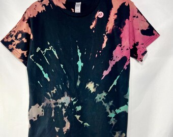 Jugend M (10-12) Schwarzes handgefärbtes Tie Dye Gildan T-Shirt, Rot/Orange/Grün
