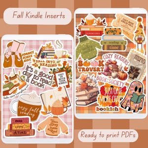 Può includere: Due stampe d'arte digitale a tema autunnale. La stampa a sinistra presenta una tazza di caffè, libri e la scritta "cozy fall reading". La stampa a destra ha un fantasma che legge un libro e la scritta "cozy readers".