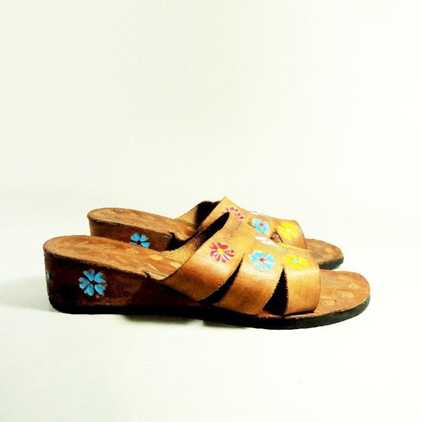 Flower Child Leather Sandal, 70s Boho Wedge, Vintage Tan Sandal, Tooled Leather, Vintage Sandal, 1970s Leather Platform, Boho Sandal, size 9