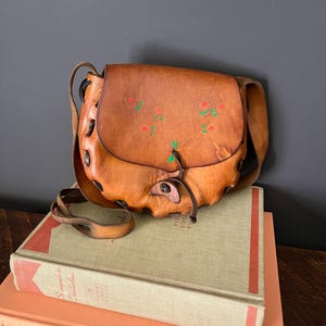 Bolso bandolera de cuero pintado y cosido a mano