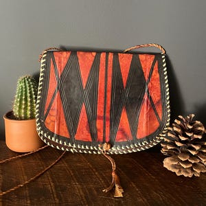 Bolso bandolera o cartera de mano de piel con estampado geométrico cosido a mano y correa fina