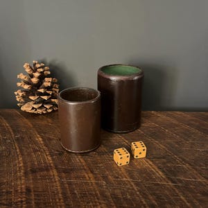 Lot de 2 gobelets à dés en cuir vintage avec deux dés