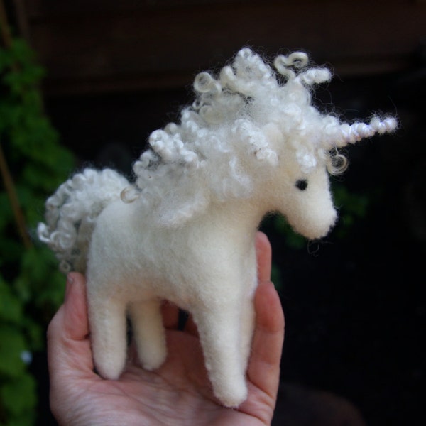 Mano de lana bebé unicornio cosida con cordero cerraduras mane (woolcrazy)