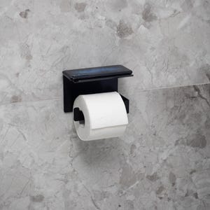 Suporte para papel higiênico minimalista preto com prateleira – organizador perfeito para banheiro. Design durável e fixado na parede em preto fosco.