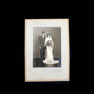 Photo de mariage des années 50, portrait vintage en noir et blanc dans un cadre pliant en carton Art déco mat