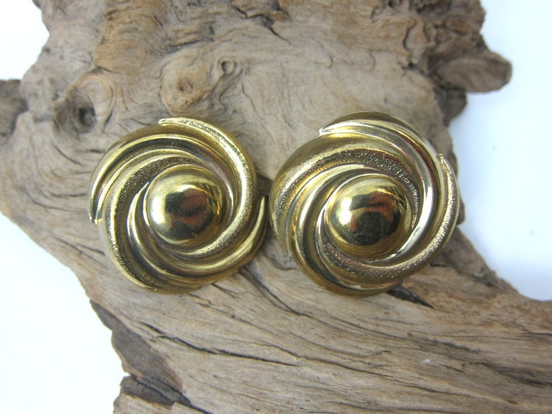Large 1980s Golden Swirl Circle Earrings 80s Vintage Post Push Back Earrings Minimal Retro Mod Jewelry