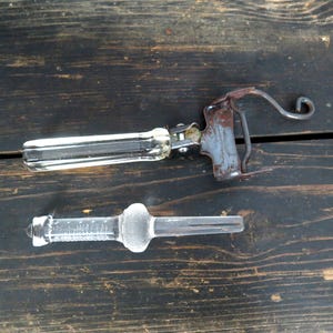 Può includere: Un cartello in legno rustico con la scritta "Welcome to our home" in lettere bianche. Il cartello presenta una finitura invecchiata, ideale per l'arredamento della porta d'ingresso.