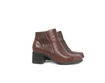 Botines de piel marrón con tacón grueso y estilo vintage, con cremallera lateral. Botines minimalistas para mujer, talla 8.5.