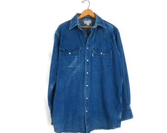 Camisa jeans Carhartt desgastada em denim, modelo Carhartt com botões de pressão perolados, corte relaxado, estilo western, tamanho grande/alto.
