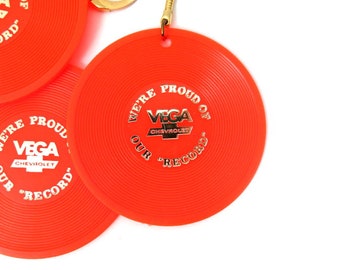 1 vintage Orange Record Fob porte-clés nouveauté porte-clés ligne d'action USA VEGA CHEVROLET chaîne Kitschy rétro bibelot Estate Sale