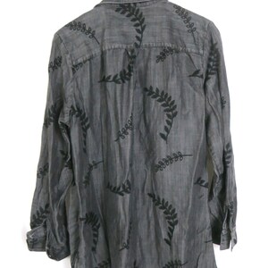 Mörkgrå tunikablus lång knäppt vintage broderad tencelskjorta dam XL bild 5