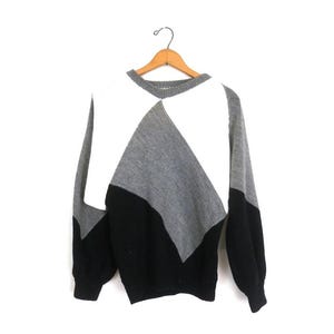 Handgjord tröja med färgblock - Damtröja med vintagemotiv i grått, svart och vitt - Medium