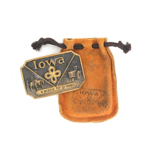 Boucle de ceinture IOWA Farmer Brass vintage des années 1980 dans une pochette en cuir
