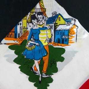 Puede incluir: Un juego de tres tazas de cerámica con un acabado mate moteado. Cada taza presenta un color diferente: azul claro, crema y gris. Las tazas tienen un diseño simple y moderno y un asa cómoda.