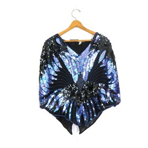 Blusa de seda vintage de los años 70 con lentejuelas de mariposa – Top corto glamuroso iridiscente negro y azul