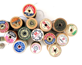 Carretes de hilo de madera vintage / Carretes de hilo de coser de madera / Enhebrador de agujas y dedal / Suministros de costura