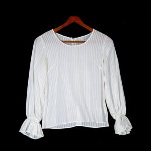White Vintage Poet Blouse 1960s Long Sleeve Ruffle Cuff Shirt / Women&#39;s Medium / maq