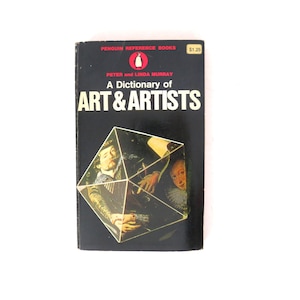 Puede incluir: Un libro antiguo titulado "A Dictionary of ART & ARTISTS" de Peter y Linda Murray. El libro tiene una cubierta negra con un diseño geométrico con retratos. El logotipo de Penguin Reference Books es visible.