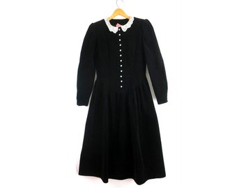 Long Sleeve Black Velvet Dress Vintage Gothic Dress with White Lace Collar Women's size Medium