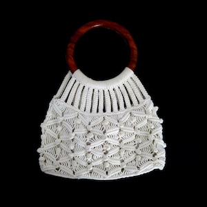 Bolso de mano bohemio moderno con asa circular de madera natural de macramé blanco vintage de los años 70