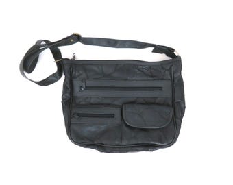 Borsa a tracolla vintage anni '90 in pelle nera con cuciture a vista.