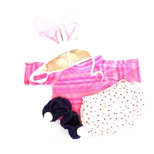 Pode incluir: Conjunto de três canecas de cerâmica com acabamento fosco e salpicado. As canecas são em tons de creme, cinza claro e cinza escuro. Cada caneca tem um design simples e minimalista, perfeito para café ou chá.