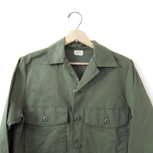 Vintage men's army shirt. military jacket. button up army shirt. small fit. image 3