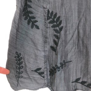Mörkgrå tunikablus lång knäppt vintage broderad tencelskjorta dam XL bild 4