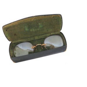Montura de gafas vintage de metal dorado en estuche. Gafas antiguas sin montura en billetera. Gafas en estuche. WH Kindy Minneapolis, Minnesota.