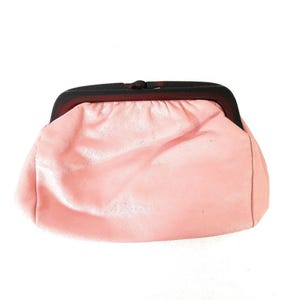 Cartera de mano de cuero rosa de los años 60, bolso de noche vintage, bonito bolso de mano o bolso de maquillaje con marco de metacrilato