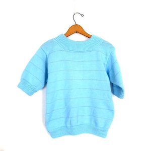 Handgjord ljusblå tröja med metalliskt silver - Damtröja med korta ärmar i vintage-modell - Medium