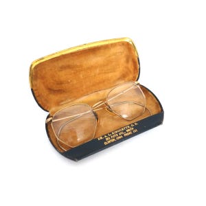 armações de óculos vintage Gold Metal em estojo Óculos Mid Century em carteira | Óculos em estojo / Clinton Iowa