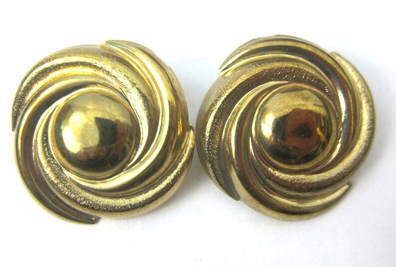 Large 1980s Golden Swirl Circle Earrings 80s Vintage Post Push Back Earrings Minimal Retro Mod Jewelry