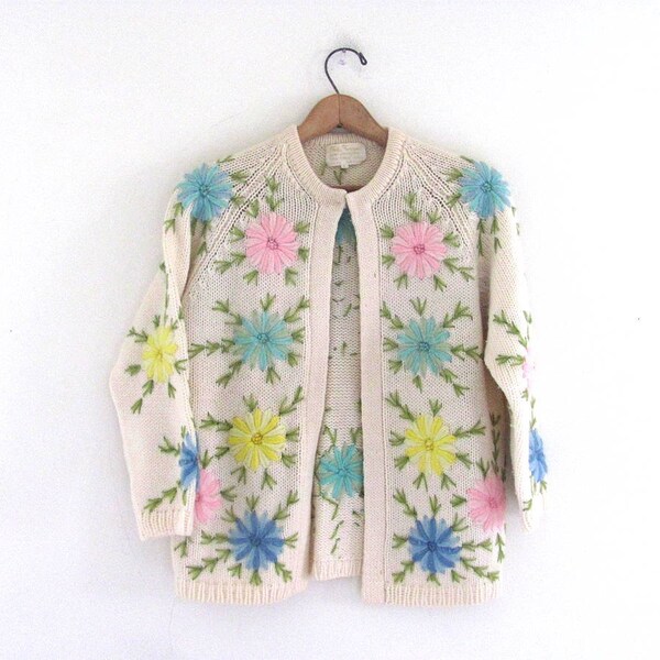 1950s wool Cardigan / Vintage 50s embroidered granny Sweater / floral