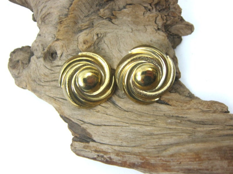 Large 1980s Golden Swirl Circle Earrings 80s Vintage Post Push Back Earrings Minimal Retro Mod Jewelry