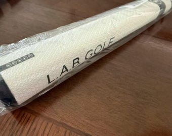 Uchwyt puttera pistoletowego LAB Golf Press Pistol 2 Degree w kolorze czarnym i białym