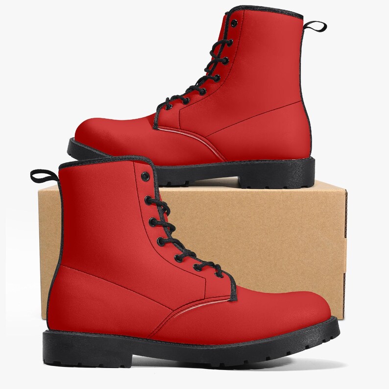 Botas de combate de couro vegano vermelho: estilo gótico unissex para motociclistas imagem 8